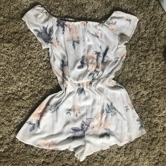 Kendall & Kylie Pants - Kendall and Kylie white and rose romper Size Large